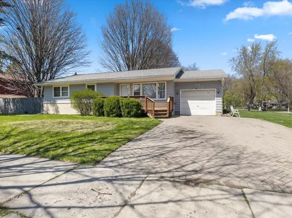 704 Redwood Dr, Aurora, IL 60506