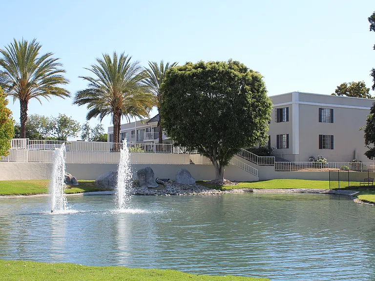 Versailles on the Lake Apartments — Photo 55