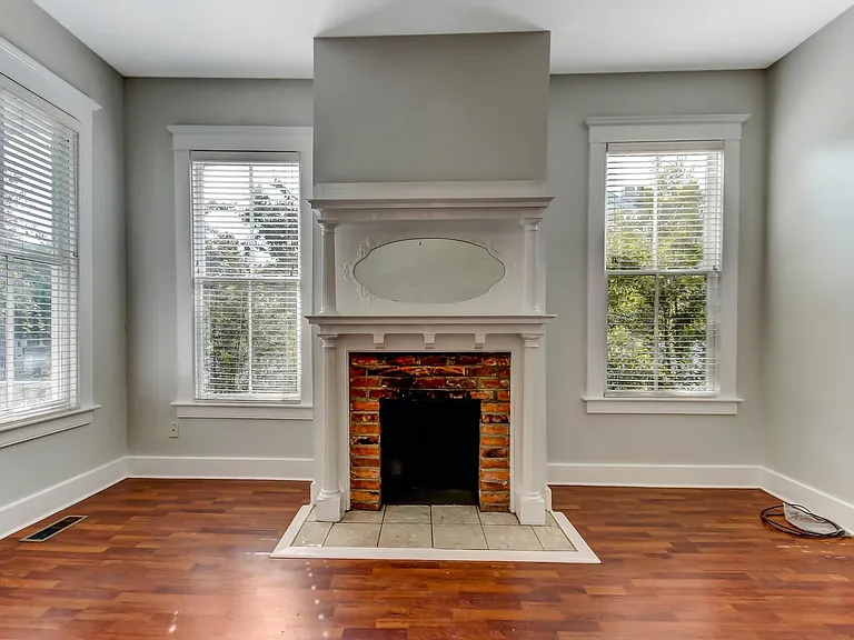 423 E Duffy St — Photo 4