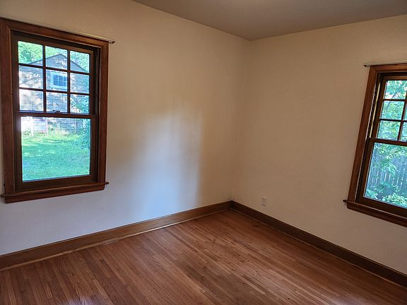 5th image of 913 2nd St NE #1