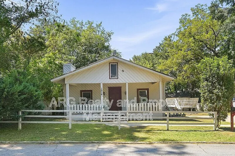 3 bed, 2.0 bath, 1800 sqft, $2,800 — Photo 1