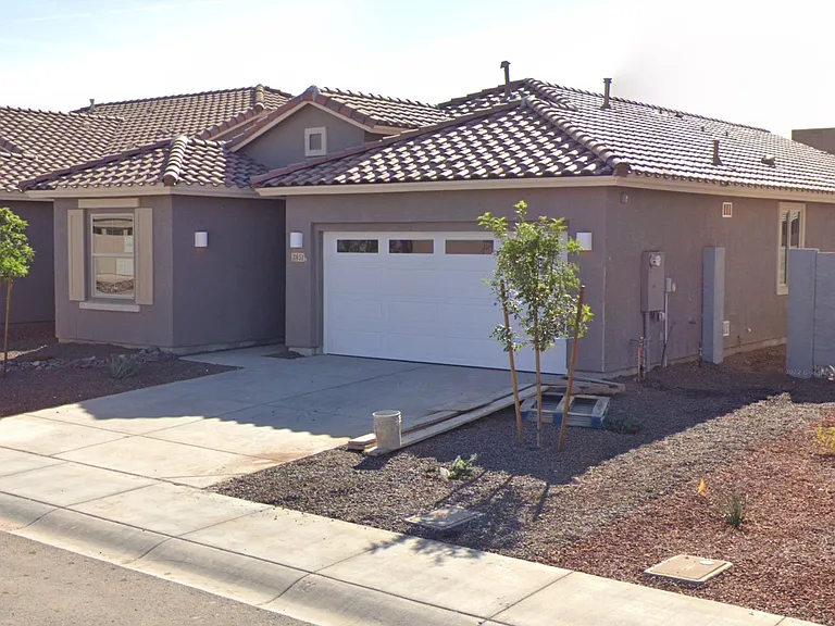 3851 E Balsam Dr — Photo 1