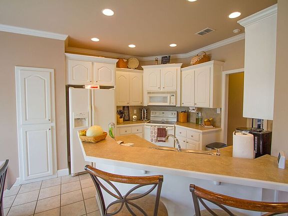 Kitchen and Breakfast Bar
