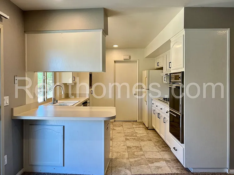 1426 Kingston Dr — Photo 4