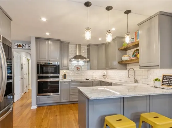 4334 Sycamore Dr, Roeland Park, KS 66205