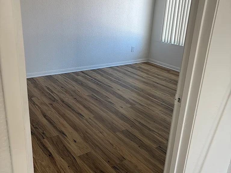1905 E Grand Ave #10 — Photo 11