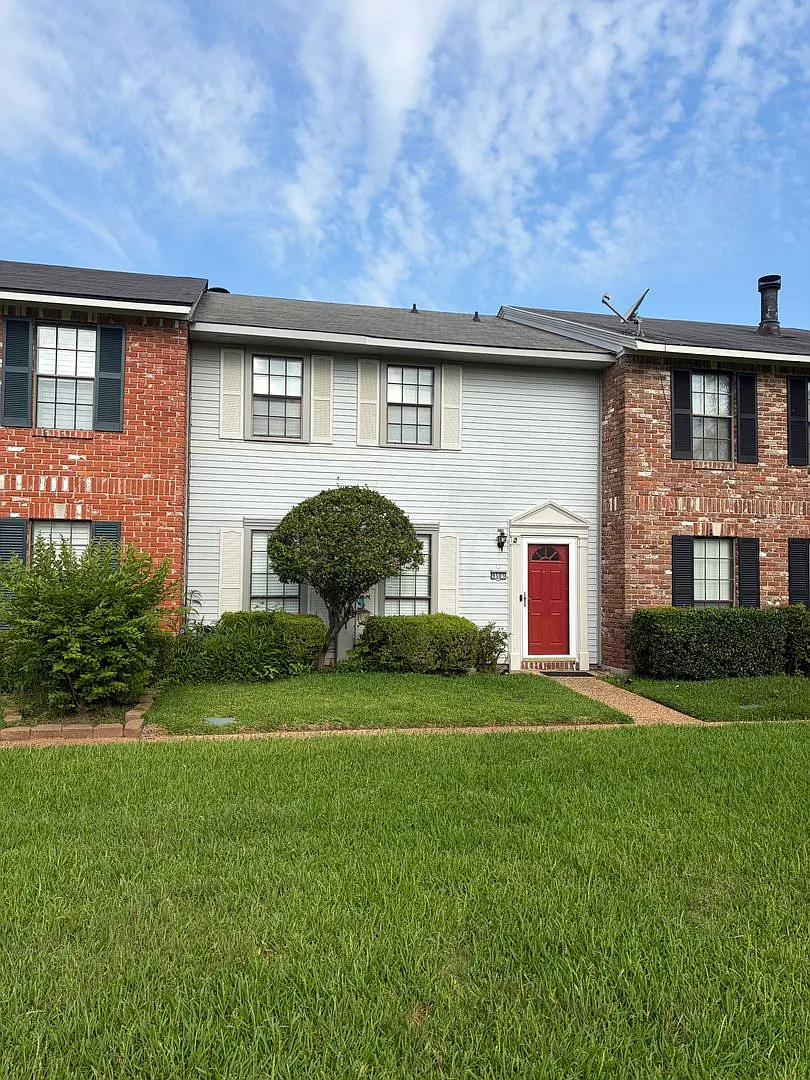 Beautiful 3 Bedroom Townhome — Photo 1