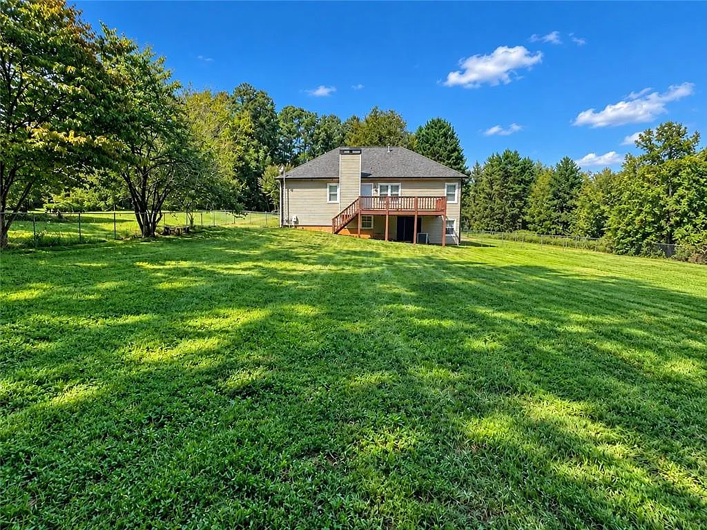 5 bed, 3.0 bath, 2424 sqft, $2,900 — Photo 2