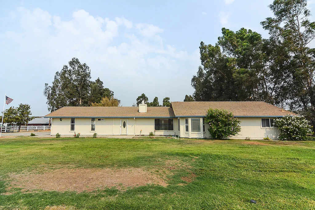 5950 Sunset Blvd W photo 1