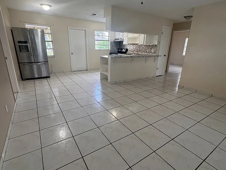 204 La Paz Dr — Photo 2