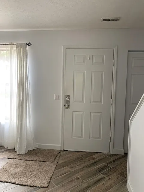 2 bed, 1.5 bath, 1200 sqft, $1,300 — Photo 3