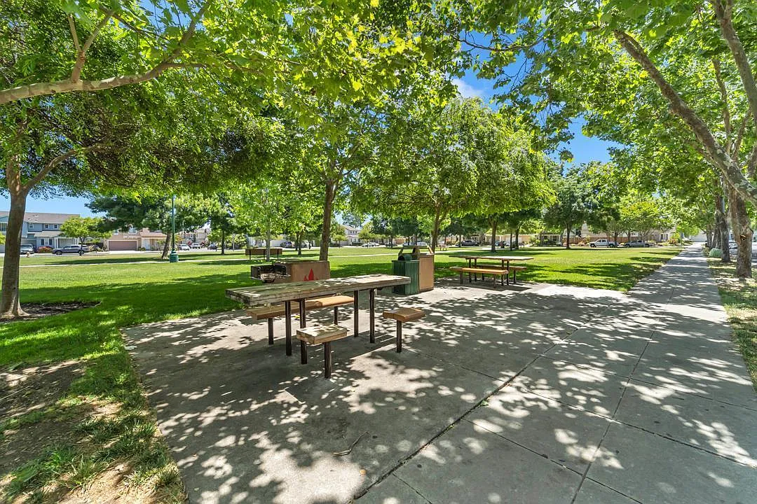 Neighborhood park - 933 Oakes St