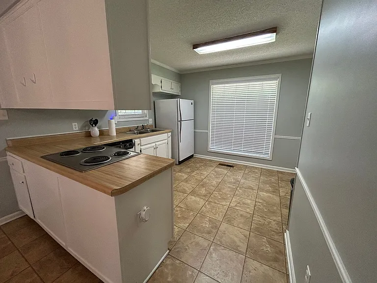 1393 W Main St — Photo 5