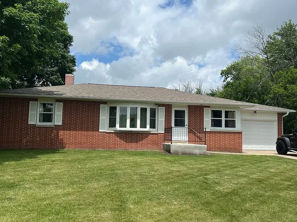 3035 Clark St, Charles City, IA 50616