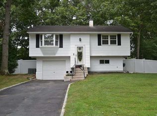 11 Trapper Ln, South Setauket, NY 11720