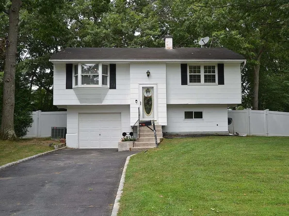 11 Trapper Lane, South Setauket, NY 11720