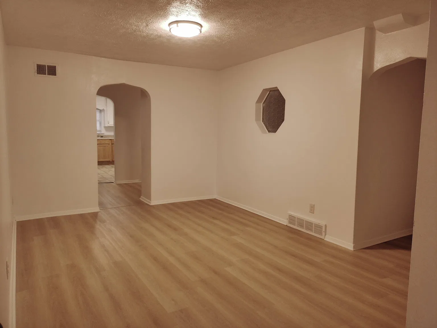 3 bed, 1040 sqft, $875 — Photo 3