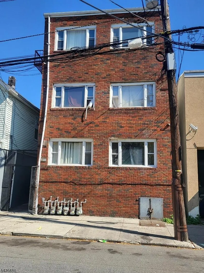 2 bed, 1.0 bath, $1,800 — Photo 1