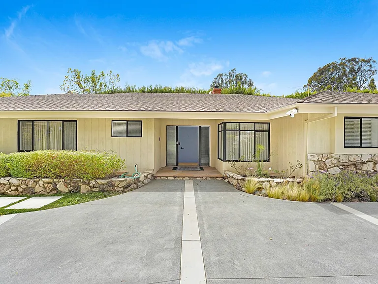 555 Amalfi Dr — Photo 37