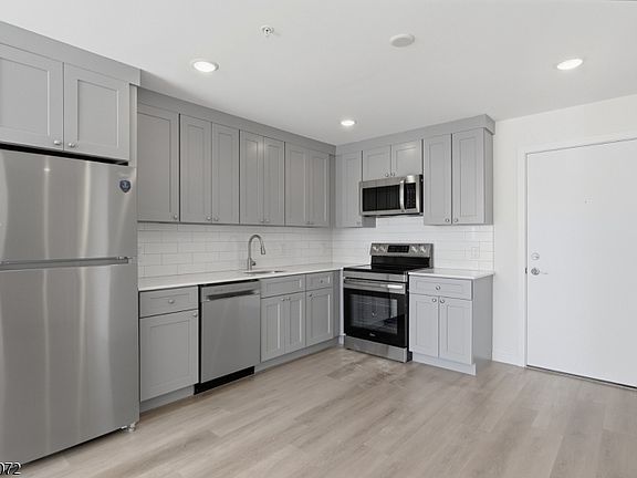 5th image of 566 Springfield Ave #202