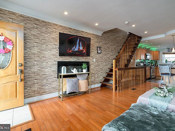 5th image of 318 Roseberry St
