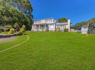 37 E Tiana Rd, Hampton Bays, NY 11946