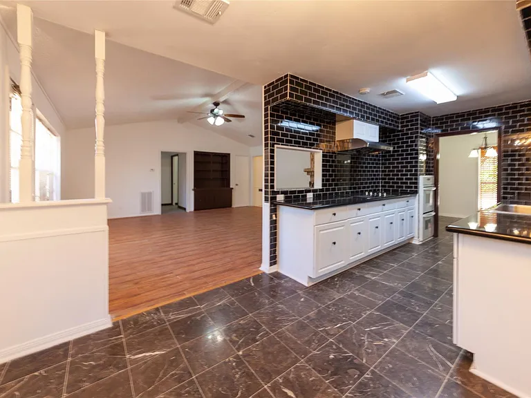 8826 Roos Rd — Photo 9