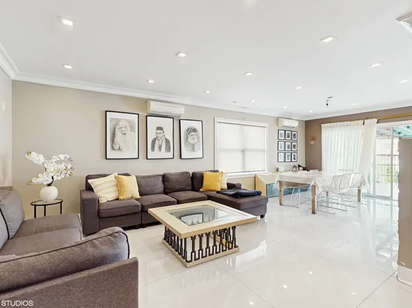 4202 Manhattan Avenue image 4 of 25