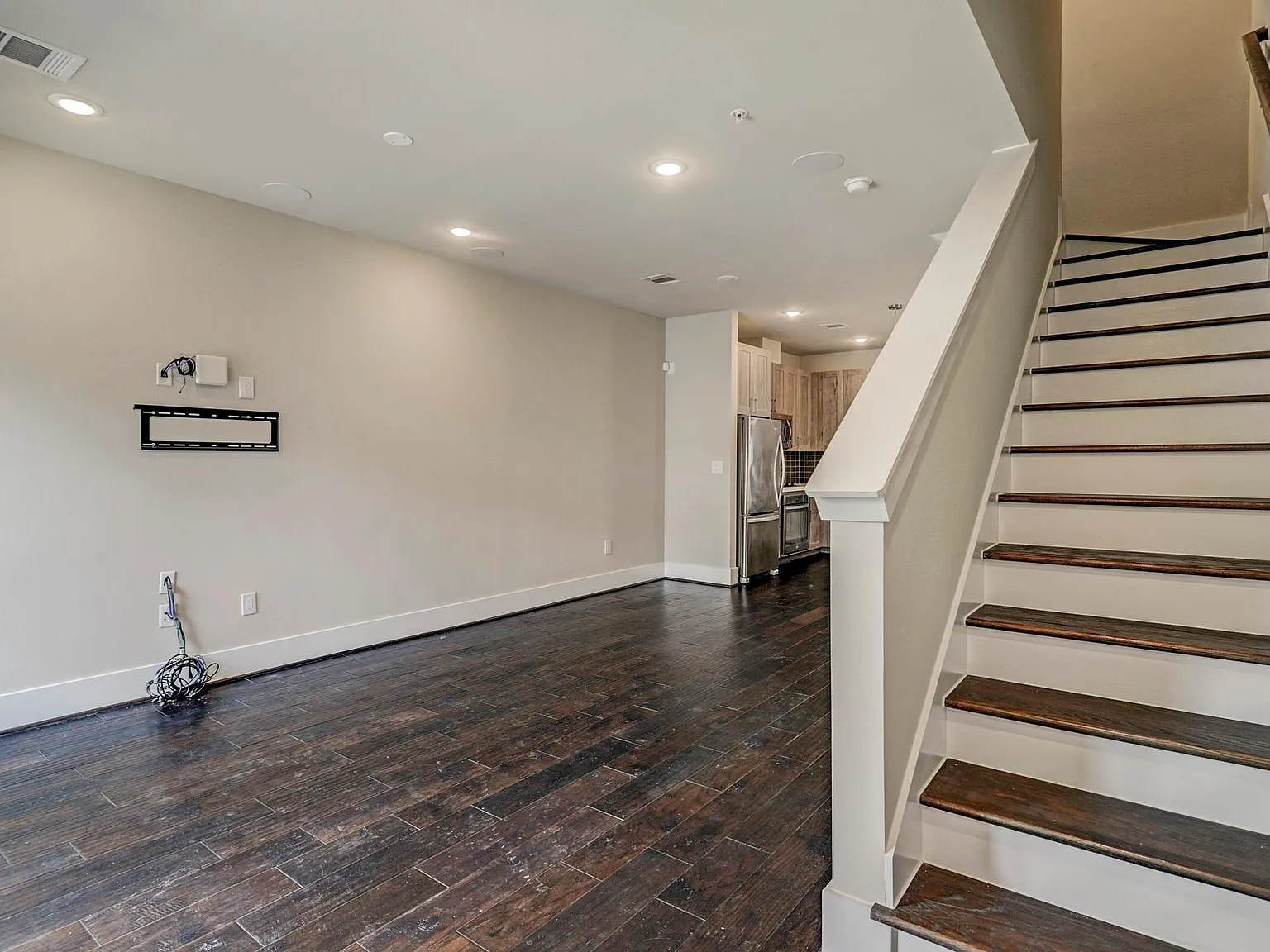 2 bed, 2.5 bath, 963 sqft, $1,950 — Photo 3