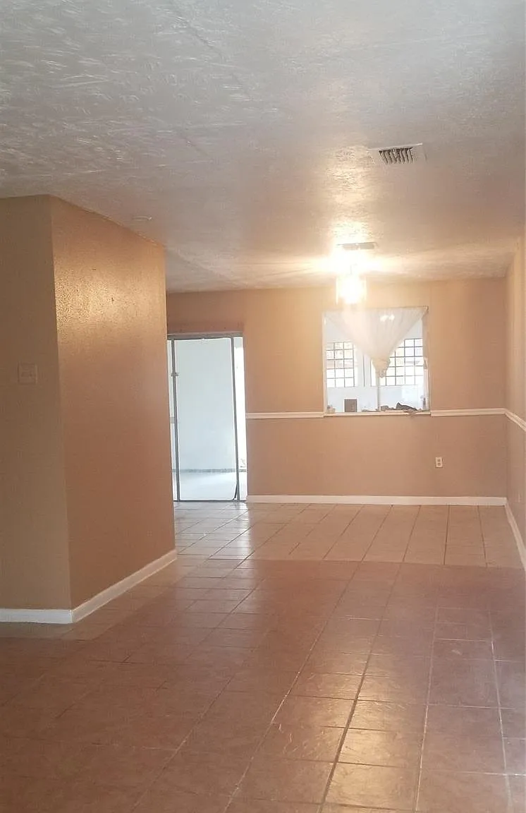 4 bed, 2.0 bath, 1647 sqft, $1,800 — Photo 2
