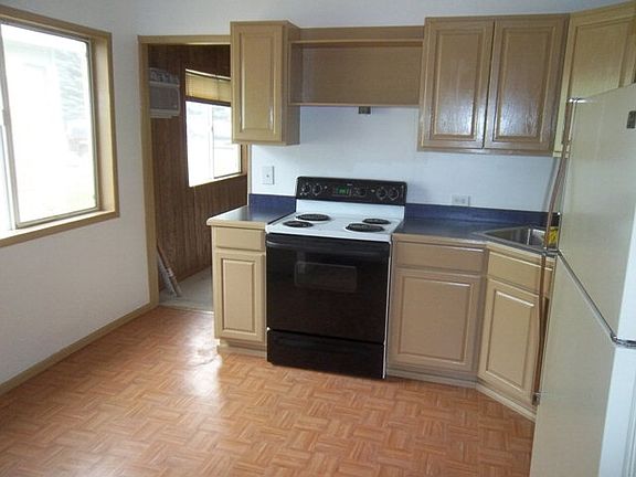 4th image of 207 E Commercial Ave