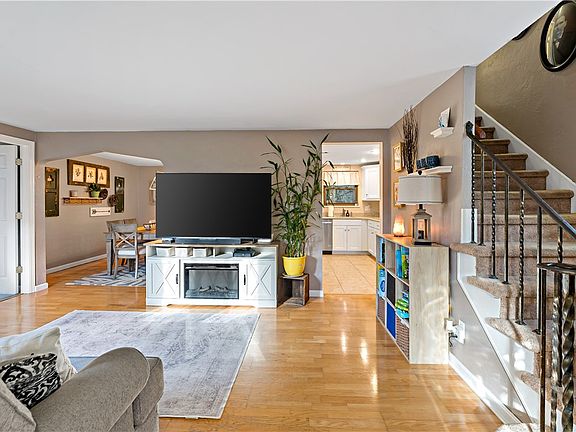 5th image of 720 Clinton Pl