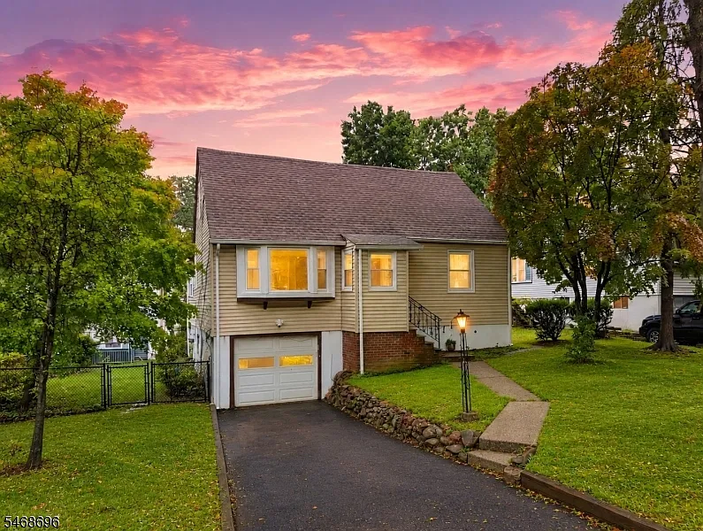 4 bed, 2.5 bath, 5641 sqft, $4,500 — Photo 1