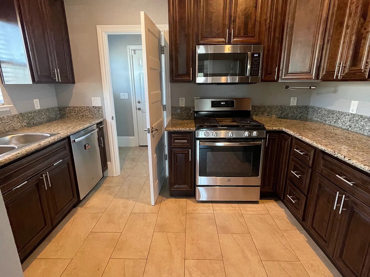2 bed, 840 sqft, $2,800 — Photo 3