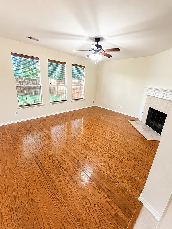 3 bed, 3.0 bath, 2029 sqft, $2,295 — Photo 3