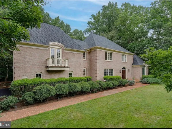 10700 Hunters Run Ct, Vienna, VA 22181