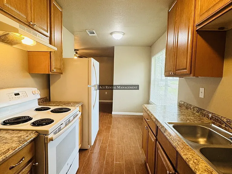 Pine Shadows Duplex Apartments — Photo 11