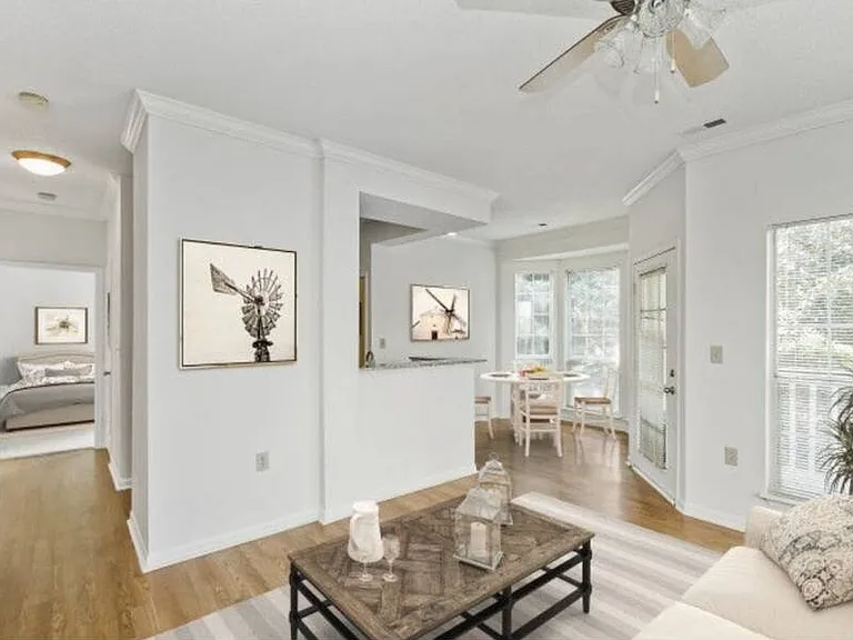 42 Magnolia + 5000 Forest — Photo 1