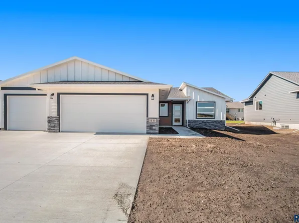 1111 N Heatherwood Ave, Madison, SD 57042