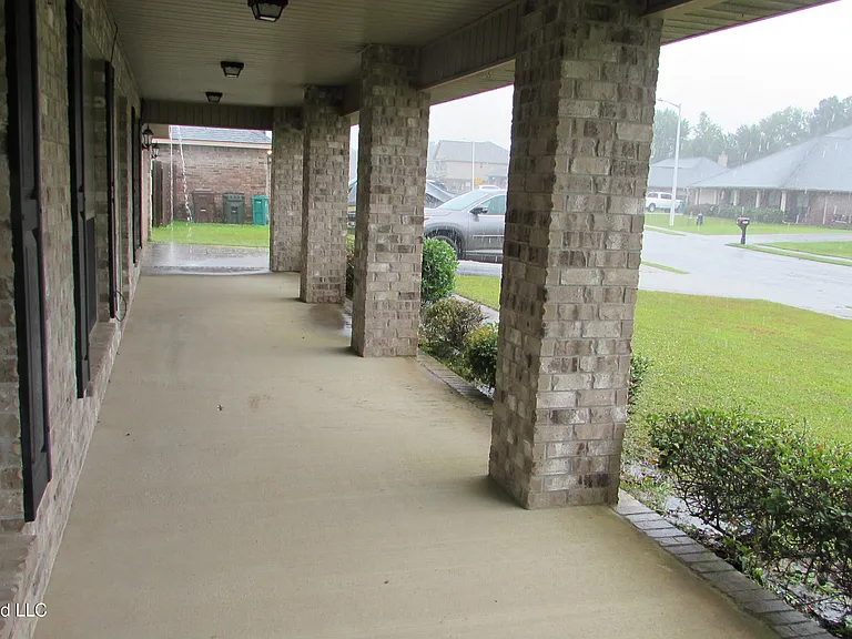 14597 Bruce Cv S — Photo 2