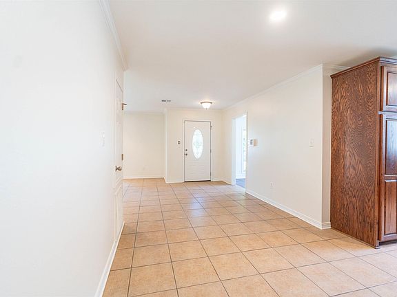 4th image of 132 Hillside Cir