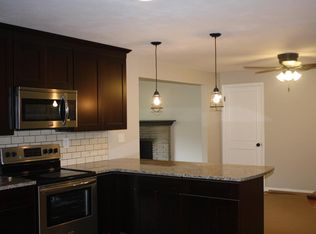 545 River Rd, Hamden, CT 06518