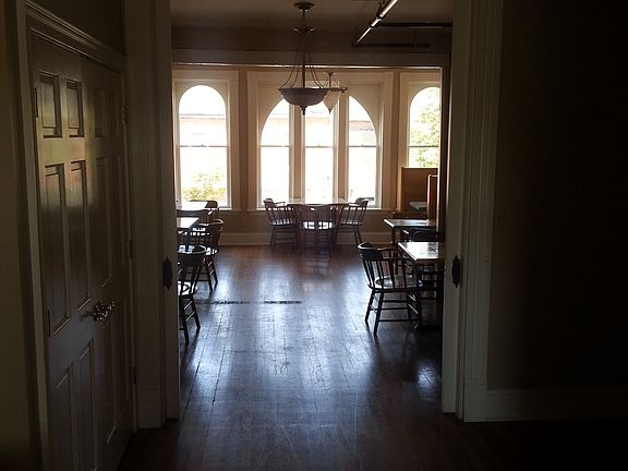 4th image of 142 W Main St