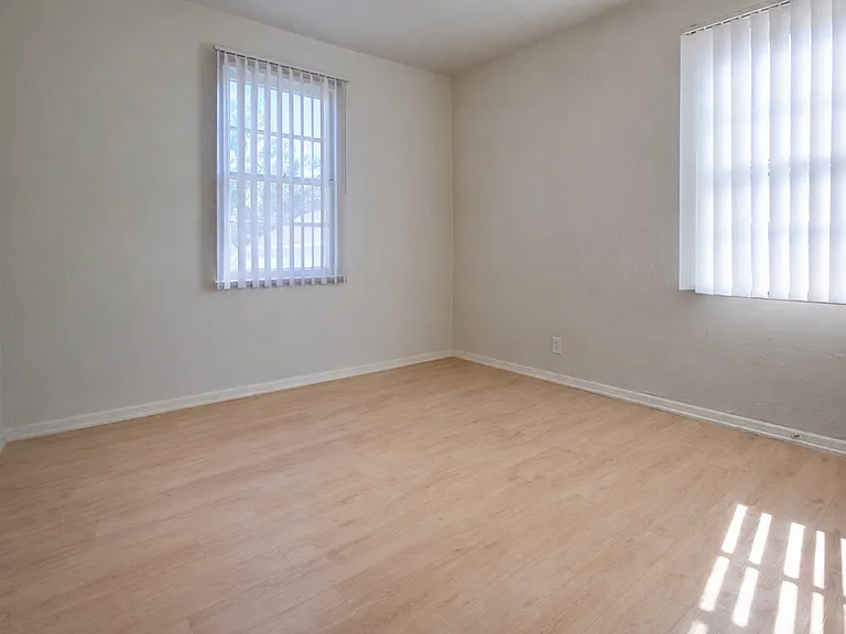 605 Kelton Ave — Photo 49
