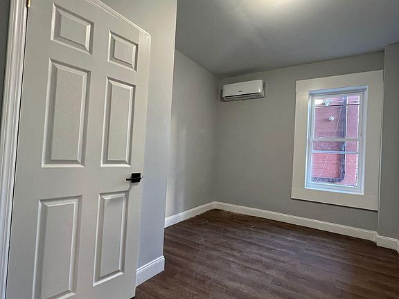 3rd image of 934 Pavonia Ave