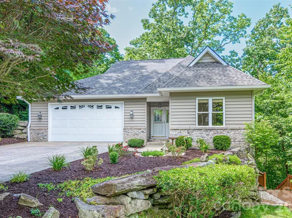 299 Carriage Summitt Way, Hendersonville, NC 28791