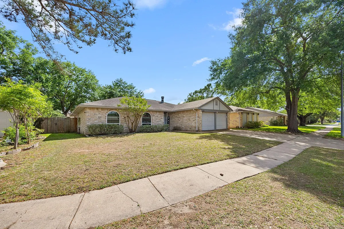 Building Photo - 16215 Summer Dawn Ln