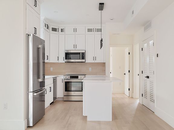 4th image of 387 Norfolk St #2