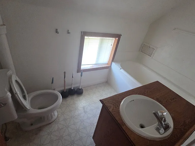 214 1/2 W College St #2 — Photo 14