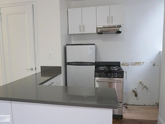 2nd image of 140 E 46th St APT 10T